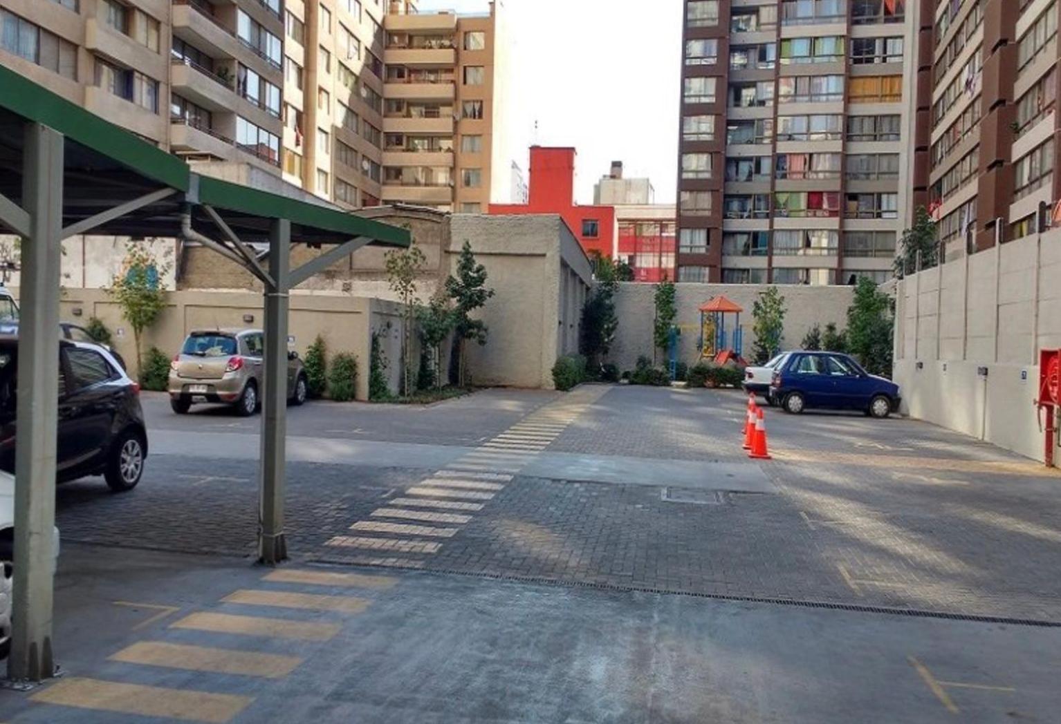 Cerca Movistar Arena Y A Pasos Del Metro Universidad De Chile Con Estacionamiento Santiago Exterior photo
